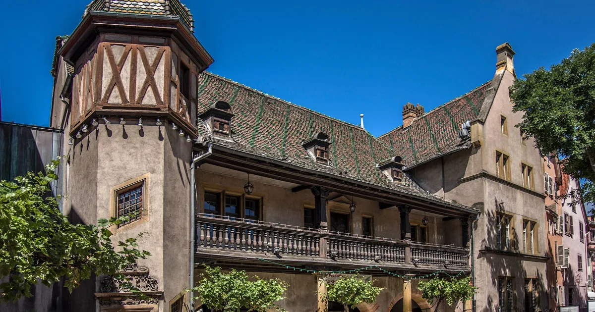 Le Koïfhus (ancienne douane) vu depuis la place de l'Ancienne-Douane à Colmar