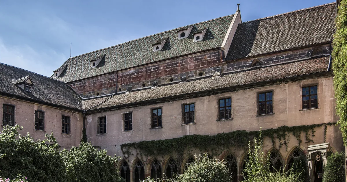 Le cloître du musée Unterlinden sur la place des Unterlinden à Colmar